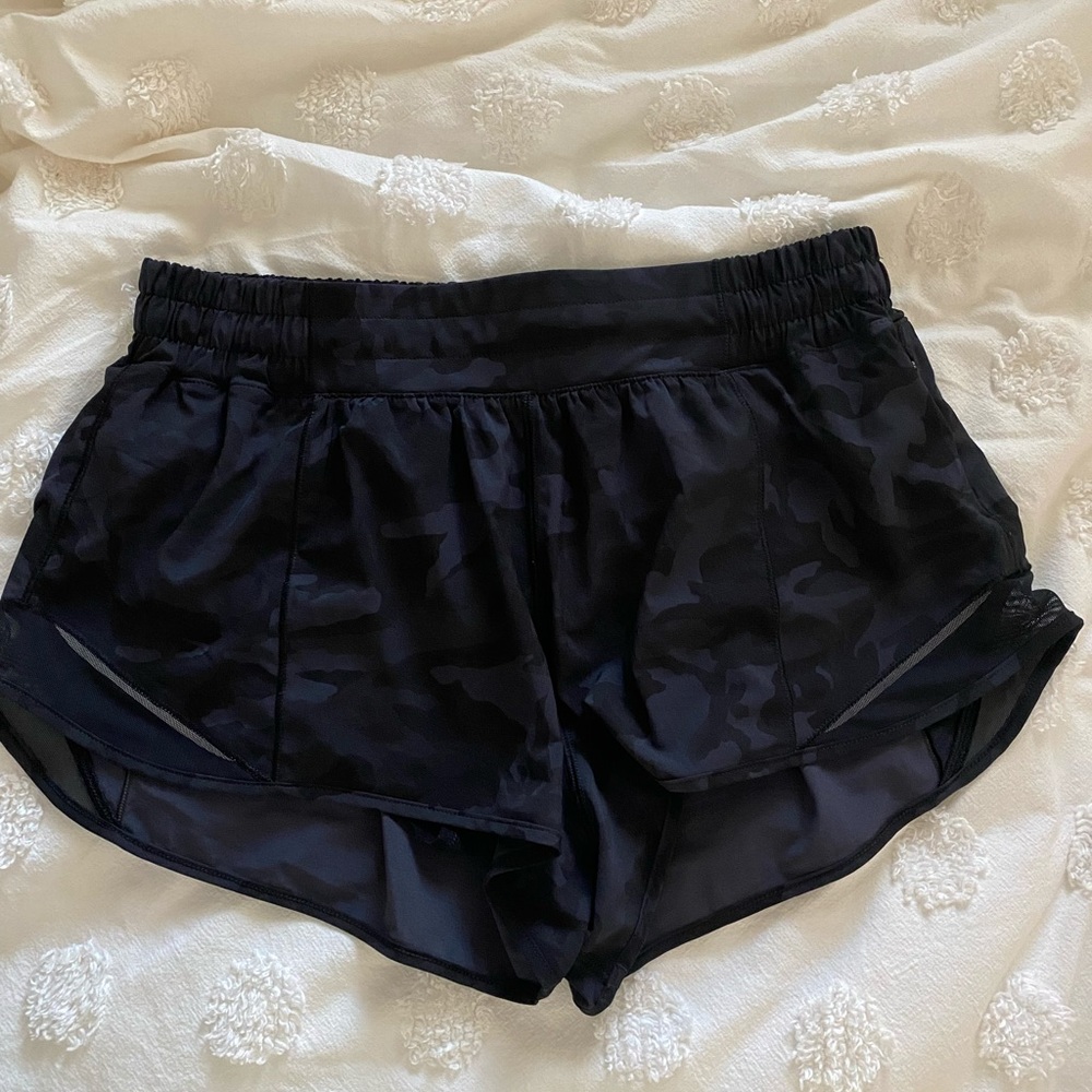 LIKE NEW lulu lemon shorts hotty hot 2.5”